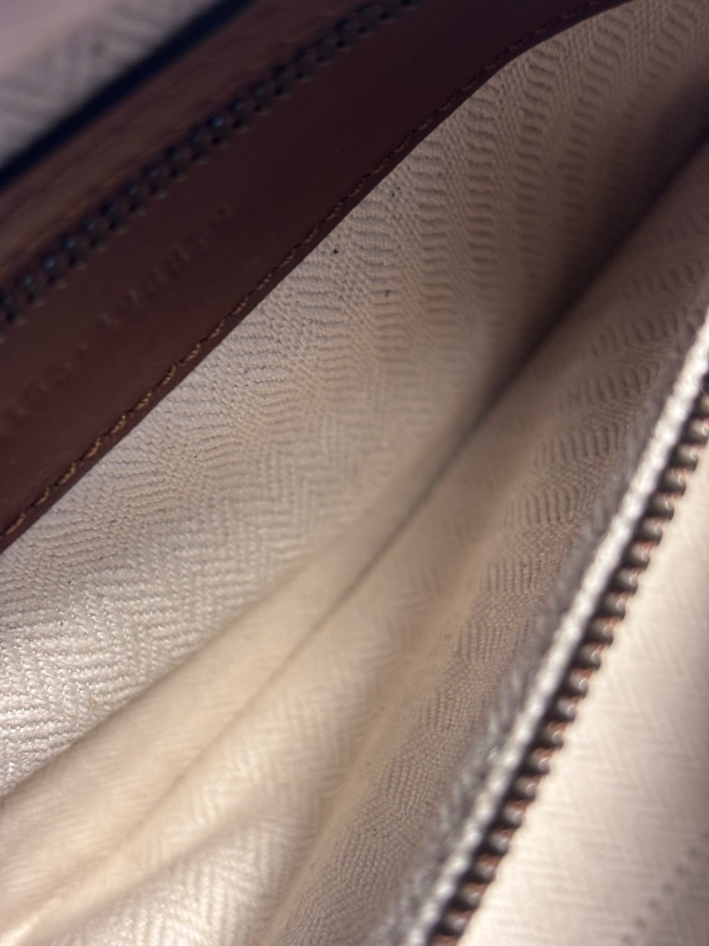 Beautiful Gucci Small Emblem Crossbody - Picture 13 of 16